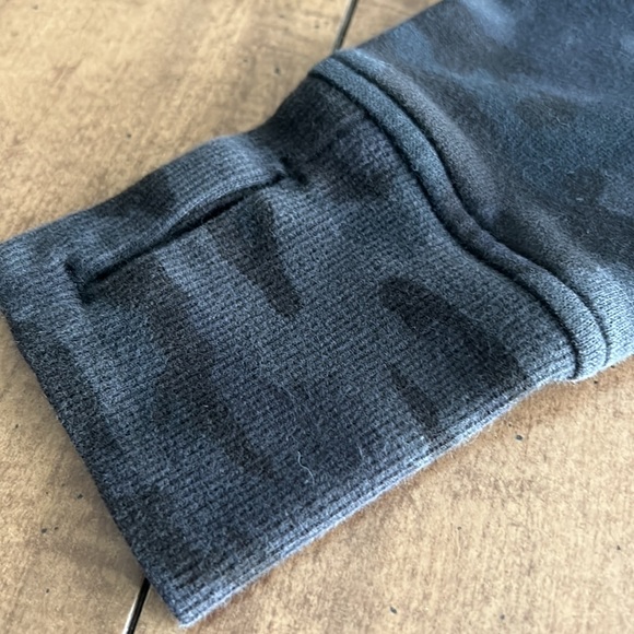 Lululemon Scuba Hoodie size 2 black camo - Picture 5 of 5